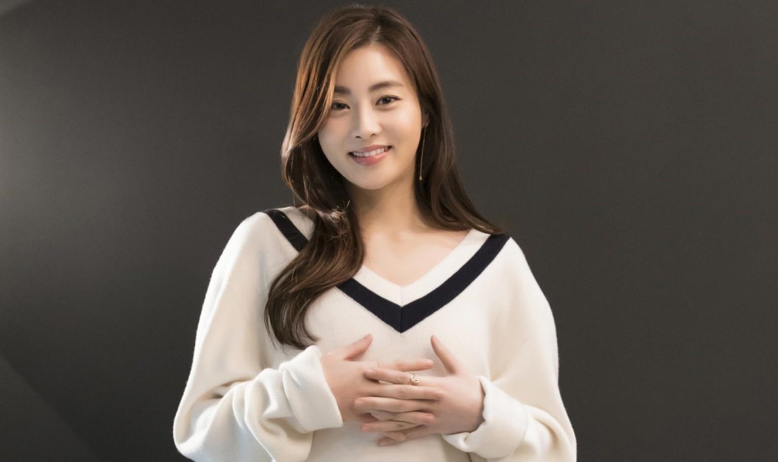 Kang Sora mang thai sau 3 tháng kết hôn, Kim Ji Won tung ảnh phim mới