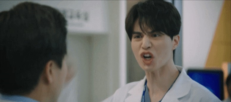 Lee Dong Wook và loạt sao Hàn với khoảnh khắc diễn xuất tệ khỏi nói