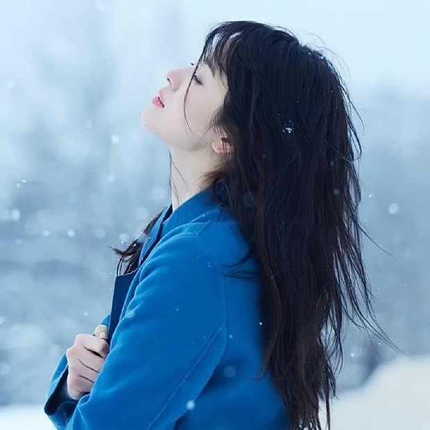 Song Hye Kyo đẹp dịu dàng trong tuyết trắng, Lee Jong Suk đóng movie?