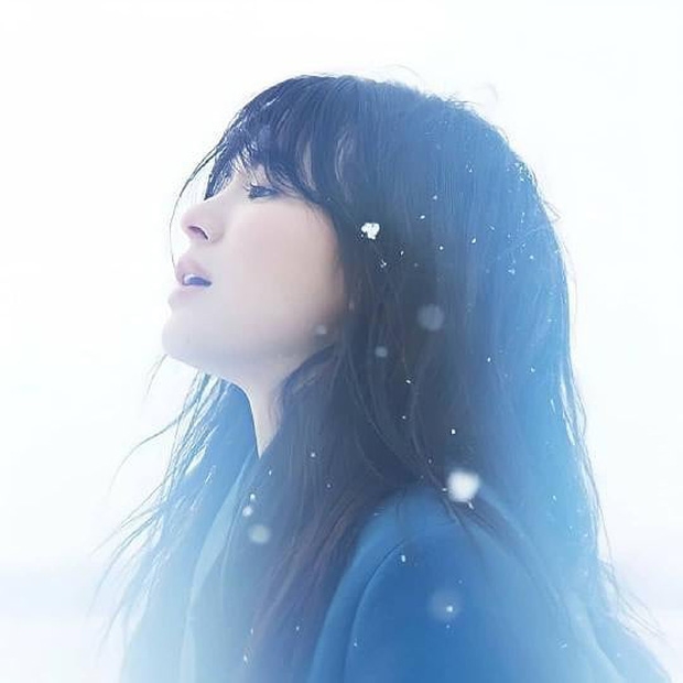 Song Hye Kyo đẹp dịu dàng trong tuyết trắng, Lee Jong Suk đóng movie?