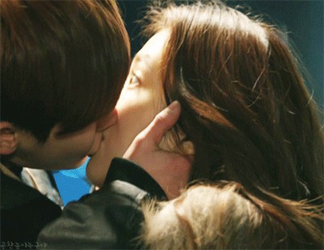 AngelaBaby, IU và những mỹ nữ trợn mắt trên phim gây ám ảnh