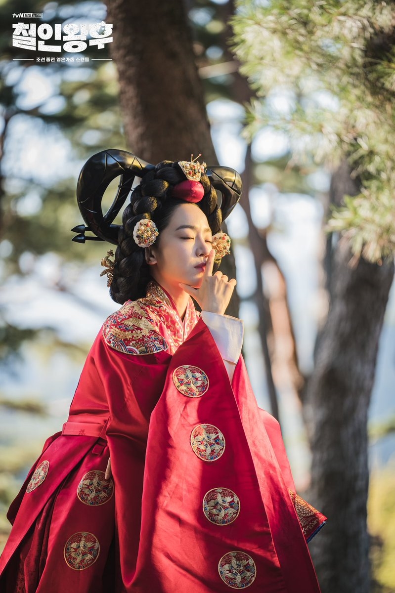 Shin Hye Sun tung loạt ảnh tạo hình phim mới gây chú ý