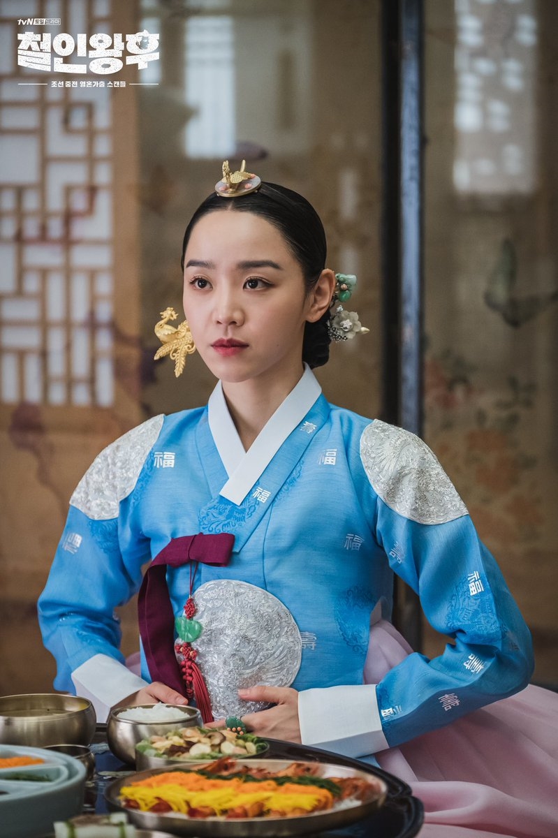 Shin Hye Sun tung loạt ảnh tạo hình phim mới gây chú ý