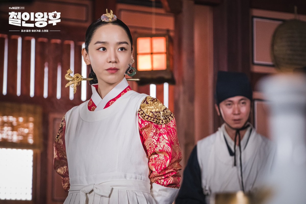 Shin Hye Sun tung loạt ảnh tạo hình phim mới gây chú ý