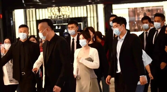 Lâm Canh Tân hẹn hò người mới, Triệu Lộ Tư bị chê 'lố' với dàn vệ sĩ