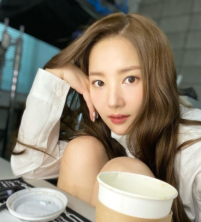 Park Min Young khoe ảnh đẹp lung linh, Gong Yoo tự nhận xét bản thân