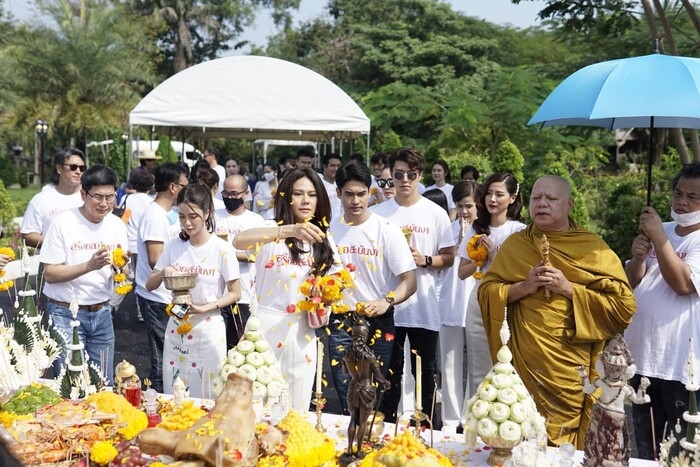 Baifern và Nine 'tình bể bình' trong lễ cầu may cho dự án phim mới