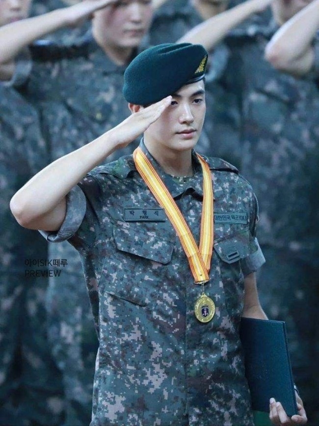 Lee Jong Suk và những mỹ nam chuẩn bị xuất ngũ làm fan vui mừng