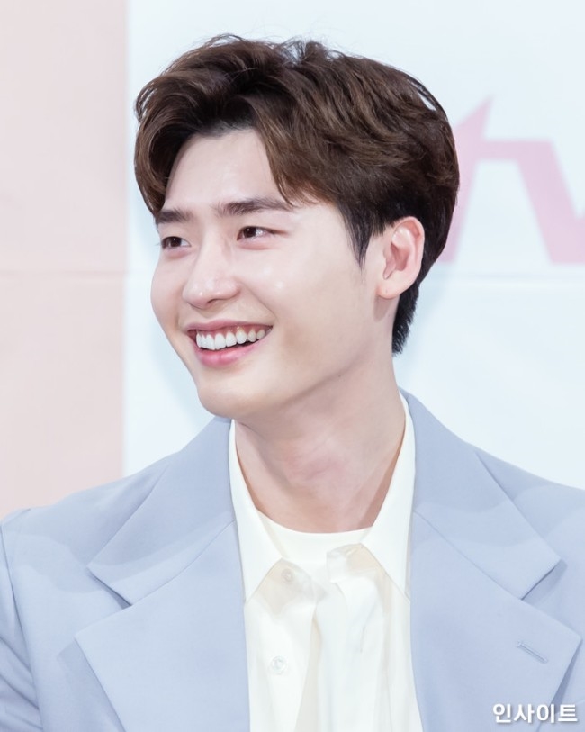Lee Jong Suk và những mỹ nam chuẩn bị xuất ngũ làm fan vui mừng