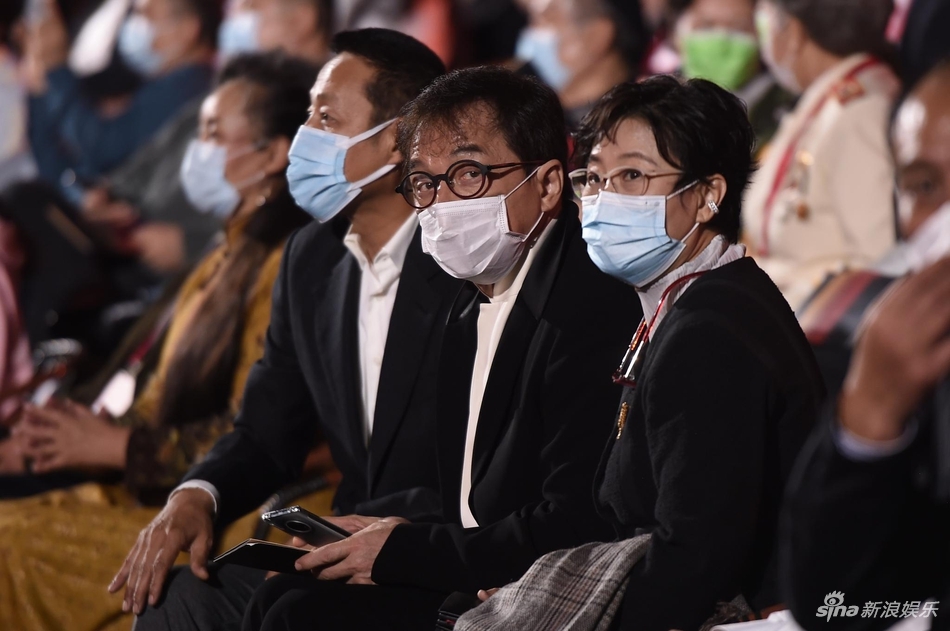 Phạm Băng Băng bị cấm livestream, sao hội tụ trong lễ khai mạc Kim Kê
