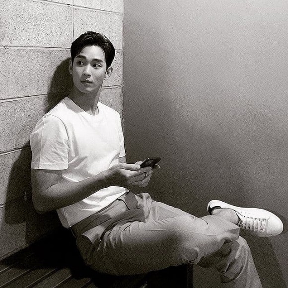 Kim Woo Bin lập Instagram, Kim Soo Hyun khoe bắp tay trong ảnh mới