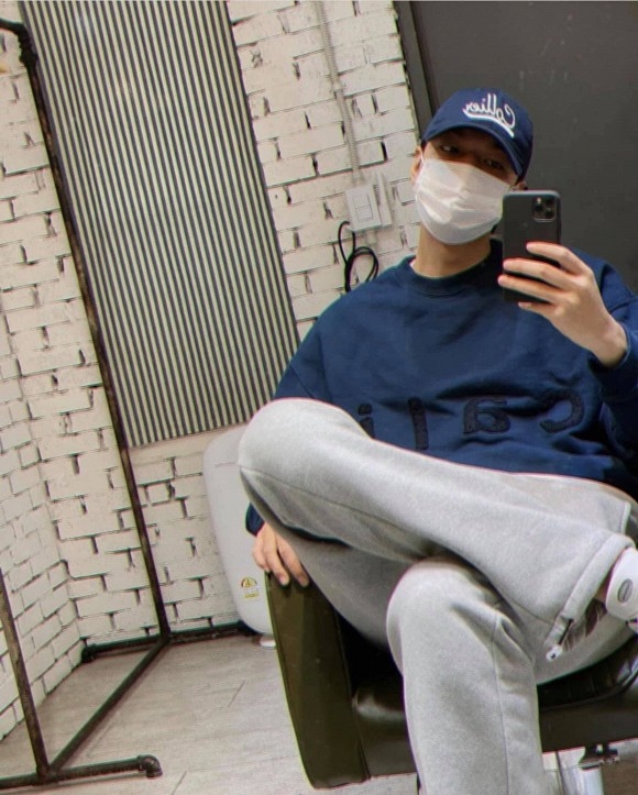 Kim Woo Bin lập Instagram, Kim Soo Hyun khoe bắp tay trong ảnh mới