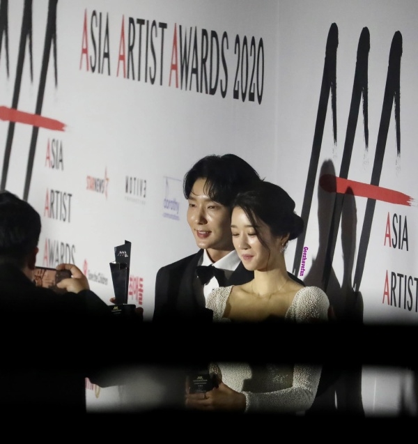 Seo Ye Ji - Lee Jun Ki tái hợp trên thảm đỏ AAA sau 2 năm