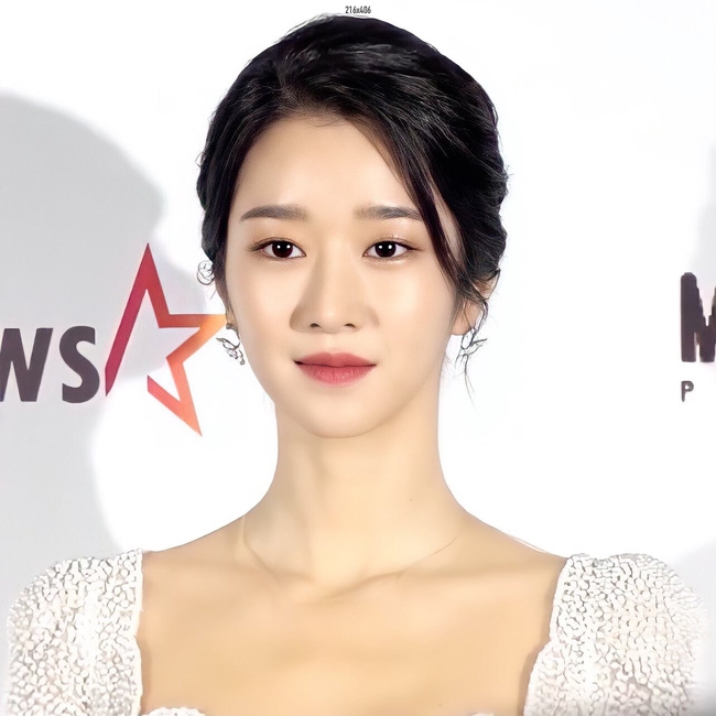 Seo Ye Ji - Lee Sung Kyung đọ sắc 'gay gắt' trên thảm đỏ AAA 2020