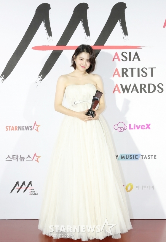 Seo Ye Ji - Lee Sung Kyung đọ sắc 'gay gắt' trên thảm đỏ AAA 2020