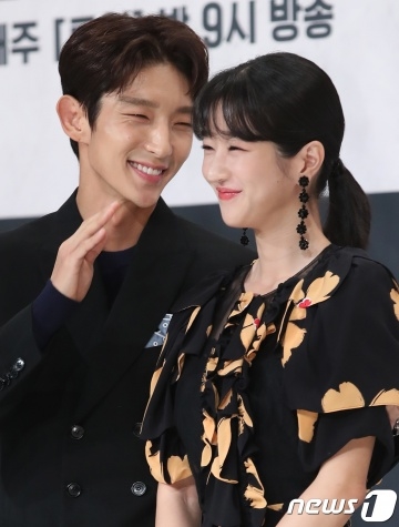 Seo Ye Ji - Lee Jun Ki tái hợp trên thảm đỏ AAA sau 2 năm