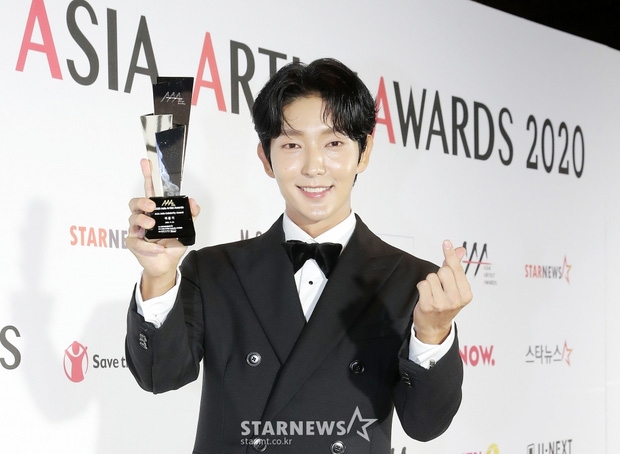 Seo Ye Ji - Lee Sung Kyung đọ sắc 'gay gắt' trên thảm đỏ AAA 2020