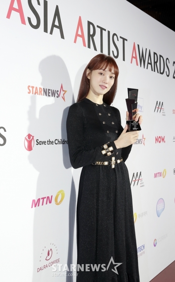 Seo Ye Ji - Lee Sung Kyung đọ sắc 'gay gắt' trên thảm đỏ AAA 2020