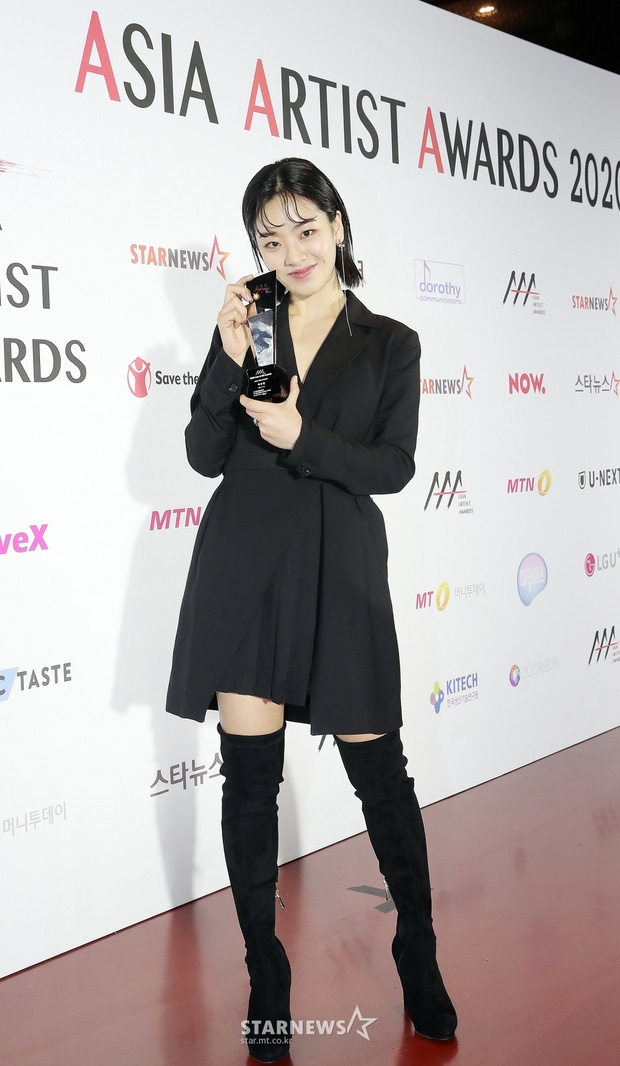 Seo Ye Ji - Lee Sung Kyung đọ sắc 'gay gắt' trên thảm đỏ AAA 2020