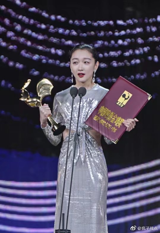 Châu Đông Vũ trở thành Tam Kim Ảnh Hậu, netizen lại gọi là 'thủy hậu'