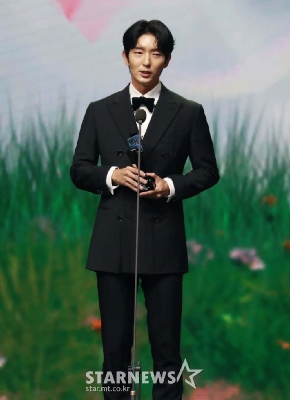 Kim Soo Hyun xuất sắc có được Daesang ở AAA 2020