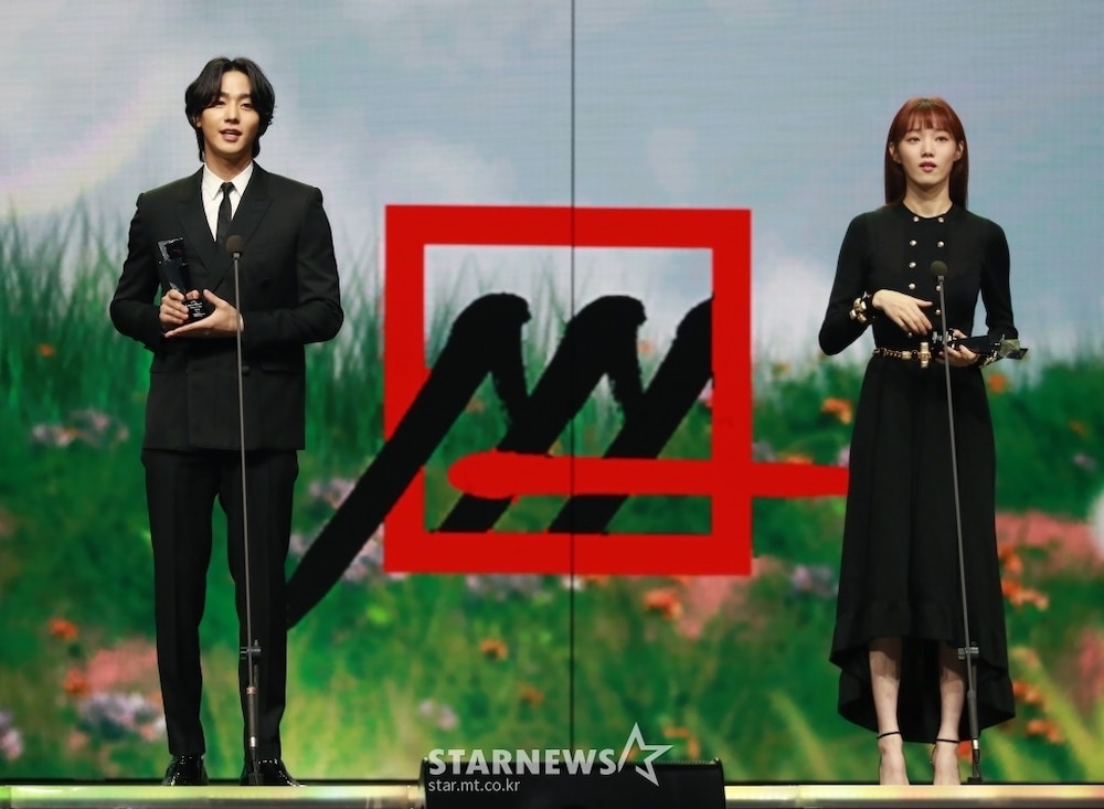Kim Soo Hyun xuất sắc có được Daesang ở AAA 2020
