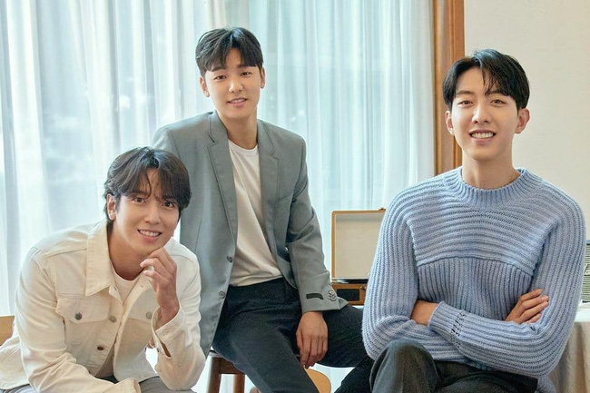 Han Hyo Joo khoe nhan sắc cùng hội bạn, UP10TIOn Bitto nhiễm Covid-19