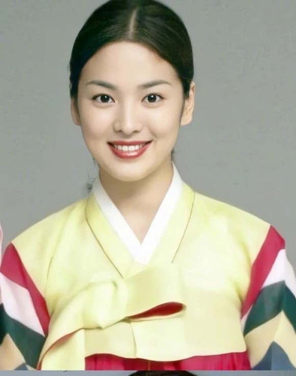 Song Hye Kyo gây chú ý với loạt ảnh cũ khoe nhan sắc xinh đẹp