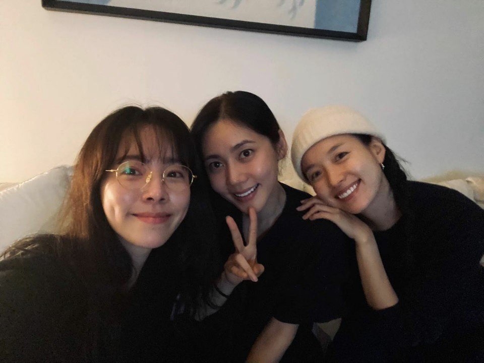 Han Hyo Joo khoe nhan sắc cùng hội bạn, UP10TIOn Bitto nhiễm Covid-19