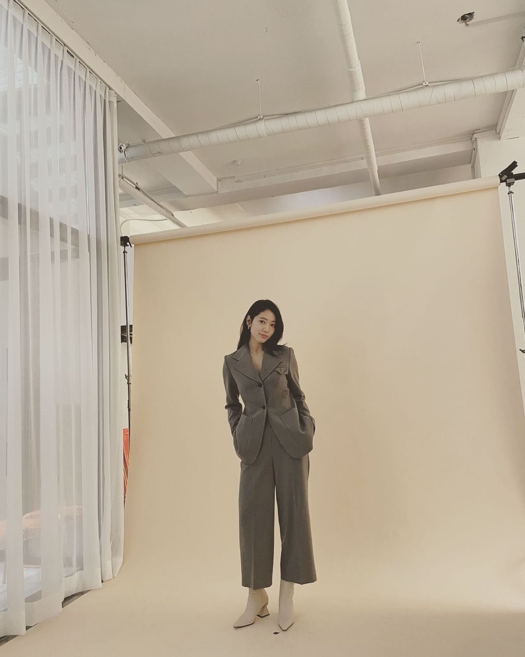 Han Hyo Joo khoe nhan sắc cùng hội bạn, UP10TIOn Bitto nhiễm Covid-19