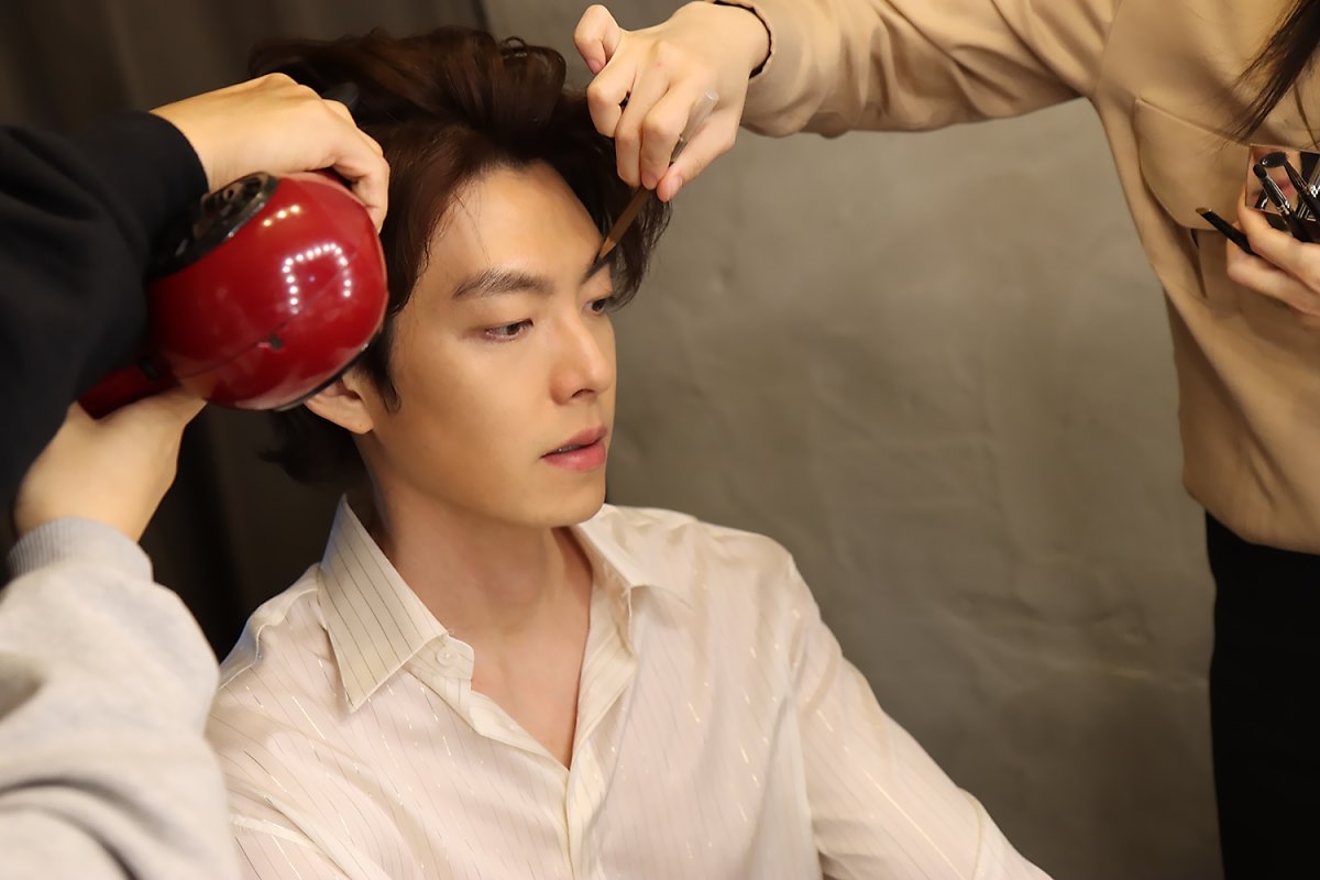 Kim Woo Bin tung bộ ảnh hậu trường mới nam tính ngời ngời