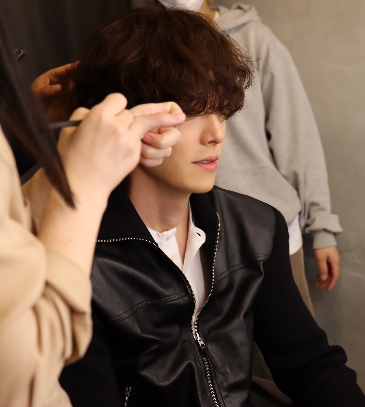 Kim Woo Bin tung bộ ảnh hậu trường mới nam tính ngời ngời