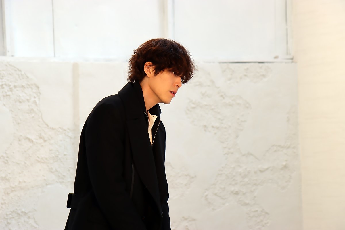 Kim Woo Bin tung bộ ảnh hậu trường mới nam tính ngời ngời