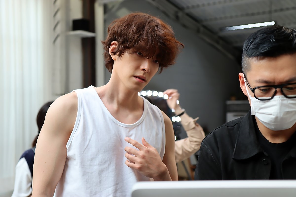 Kim Woo Bin tung bộ ảnh hậu trường mới nam tính ngời ngời