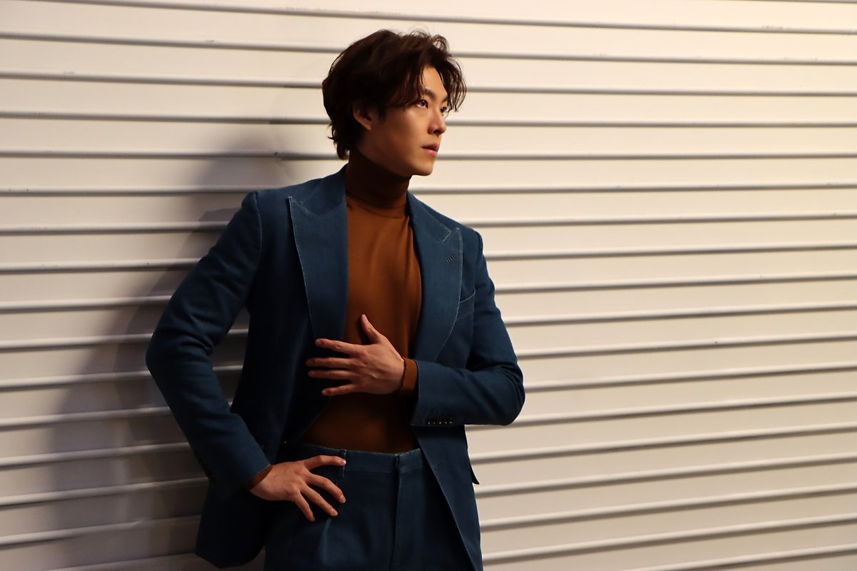 Kim Woo Bin tung bộ ảnh hậu trường mới nam tính ngời ngời