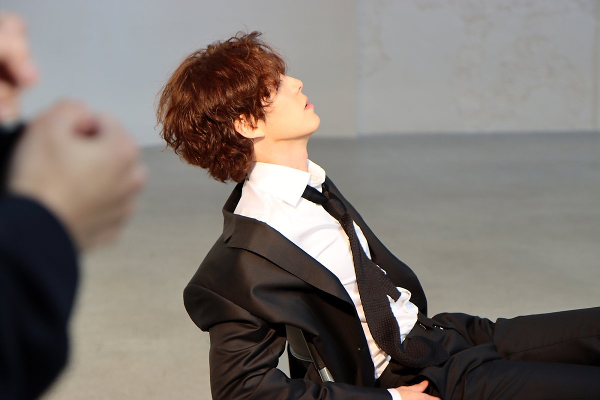 Kim Woo Bin tung bộ ảnh hậu trường mới nam tính ngời ngời