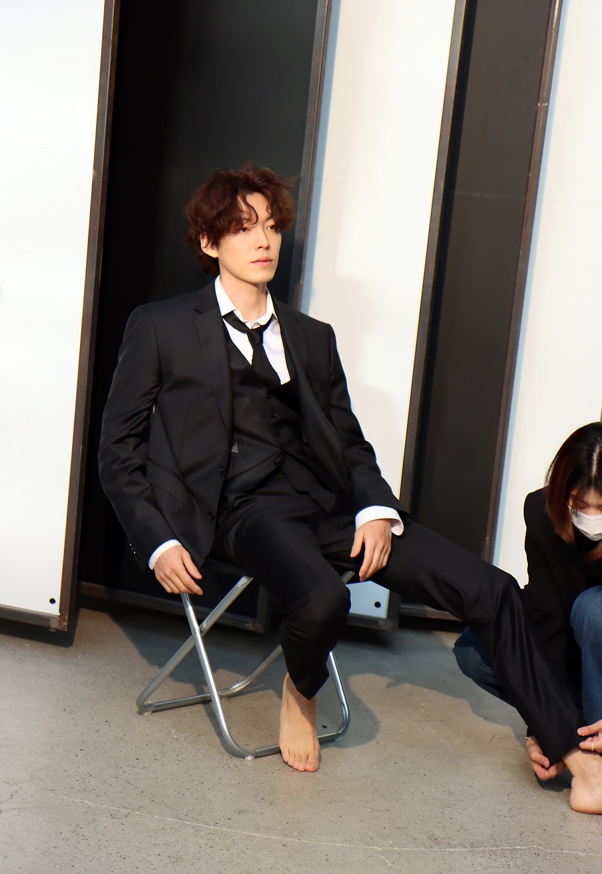 Kim Woo Bin tung bộ ảnh hậu trường mới nam tính ngời ngời