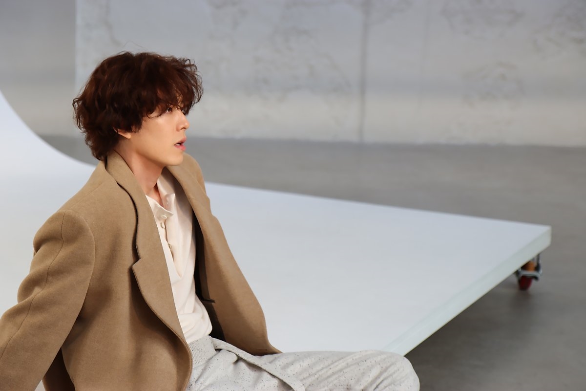 Kim Woo Bin tung bộ ảnh hậu trường mới nam tính ngời ngời