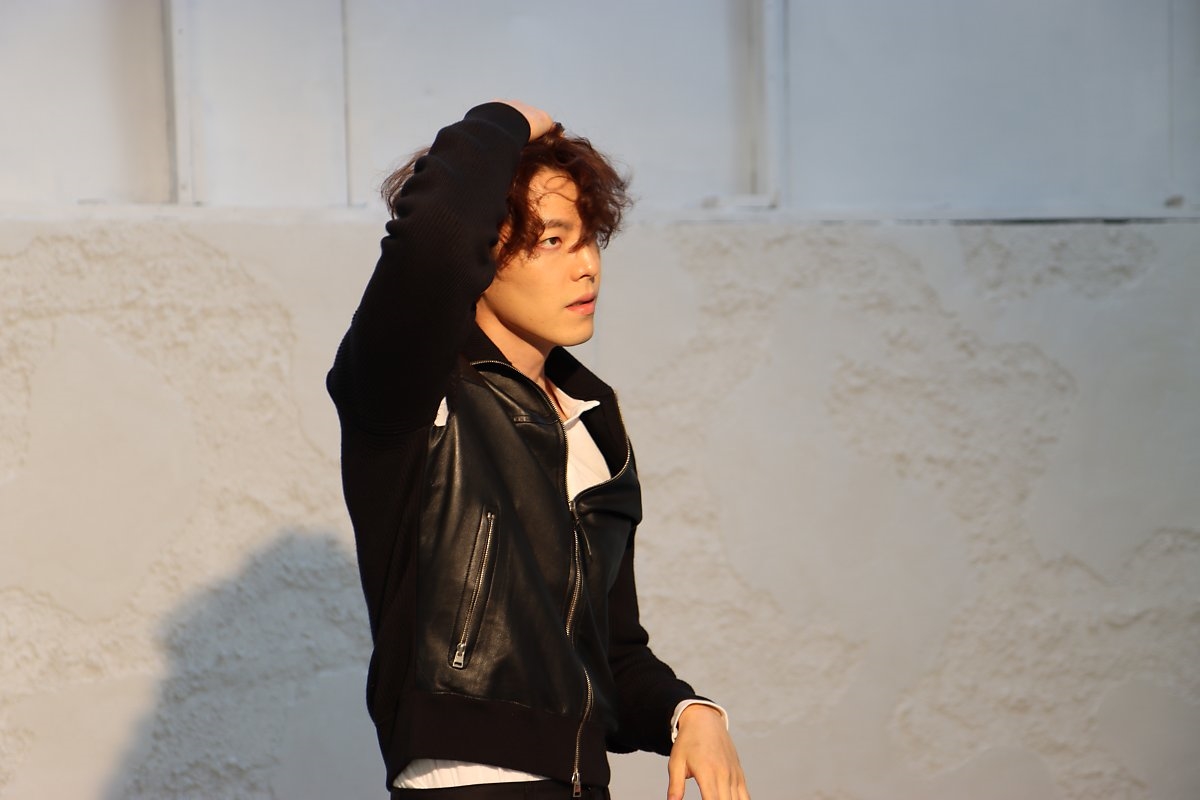 Kim Woo Bin tung bộ ảnh hậu trường mới nam tính ngời ngời