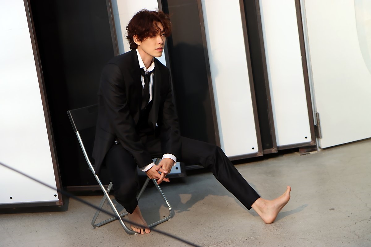 Kim Woo Bin tung bộ ảnh hậu trường mới nam tính ngời ngời