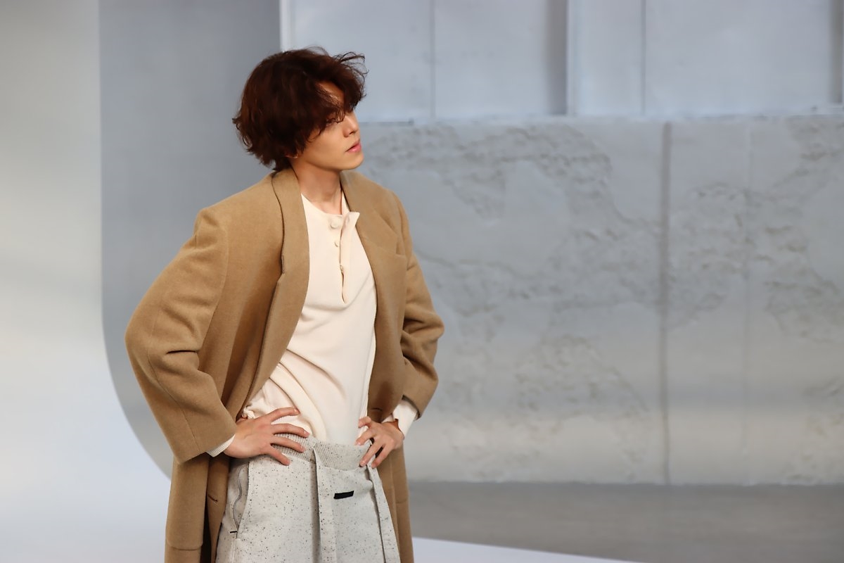 Kim Woo Bin tung bộ ảnh hậu trường mới nam tính ngời ngời