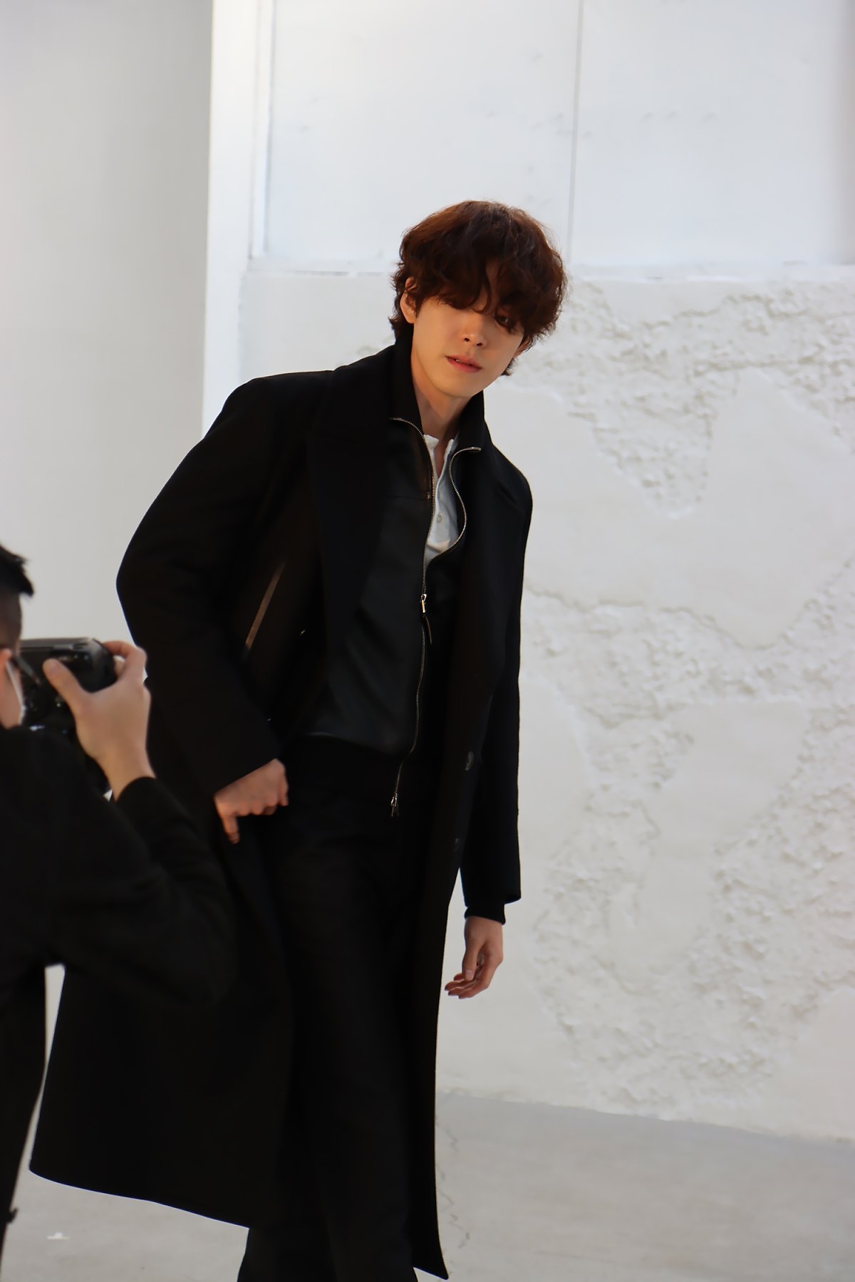 Kim Woo Bin tung bộ ảnh hậu trường mới nam tính ngời ngời