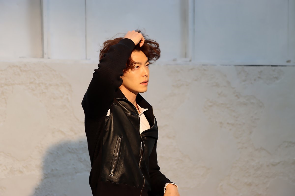 Kim Woo Bin tung bộ ảnh hậu trường mới nam tính ngời ngời