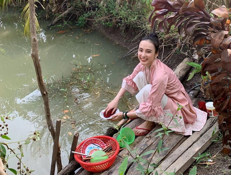 Angela Phương Trinh: Từ sao nhí, nữ hoàng thị phi đến gái ngoan