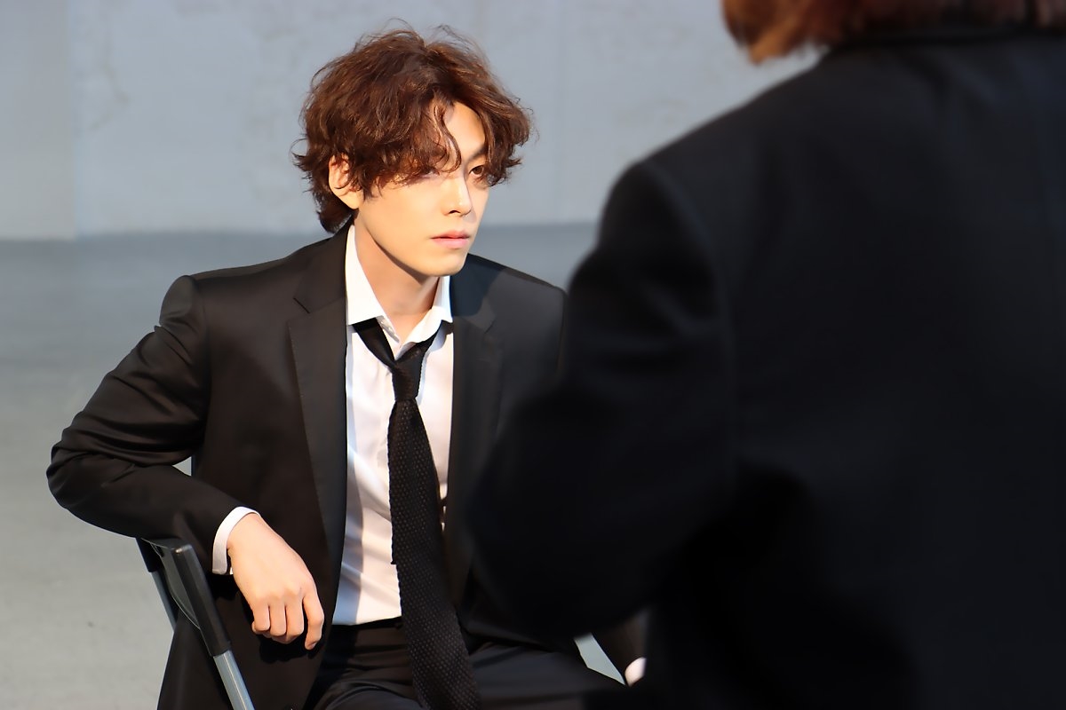 Kim Woo Bin tung bộ ảnh hậu trường mới nam tính ngời ngời