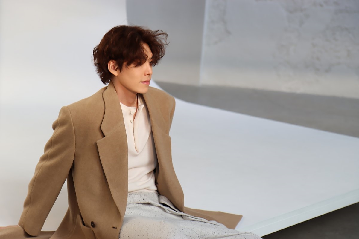 Kim Woo Bin tung bộ ảnh hậu trường mới nam tính ngời ngời