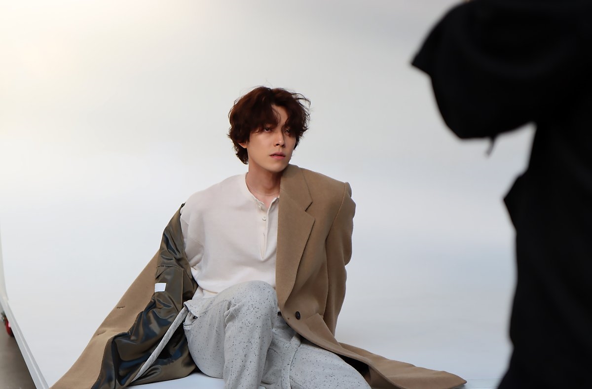 Kim Woo Bin tung bộ ảnh hậu trường mới nam tính ngời ngời