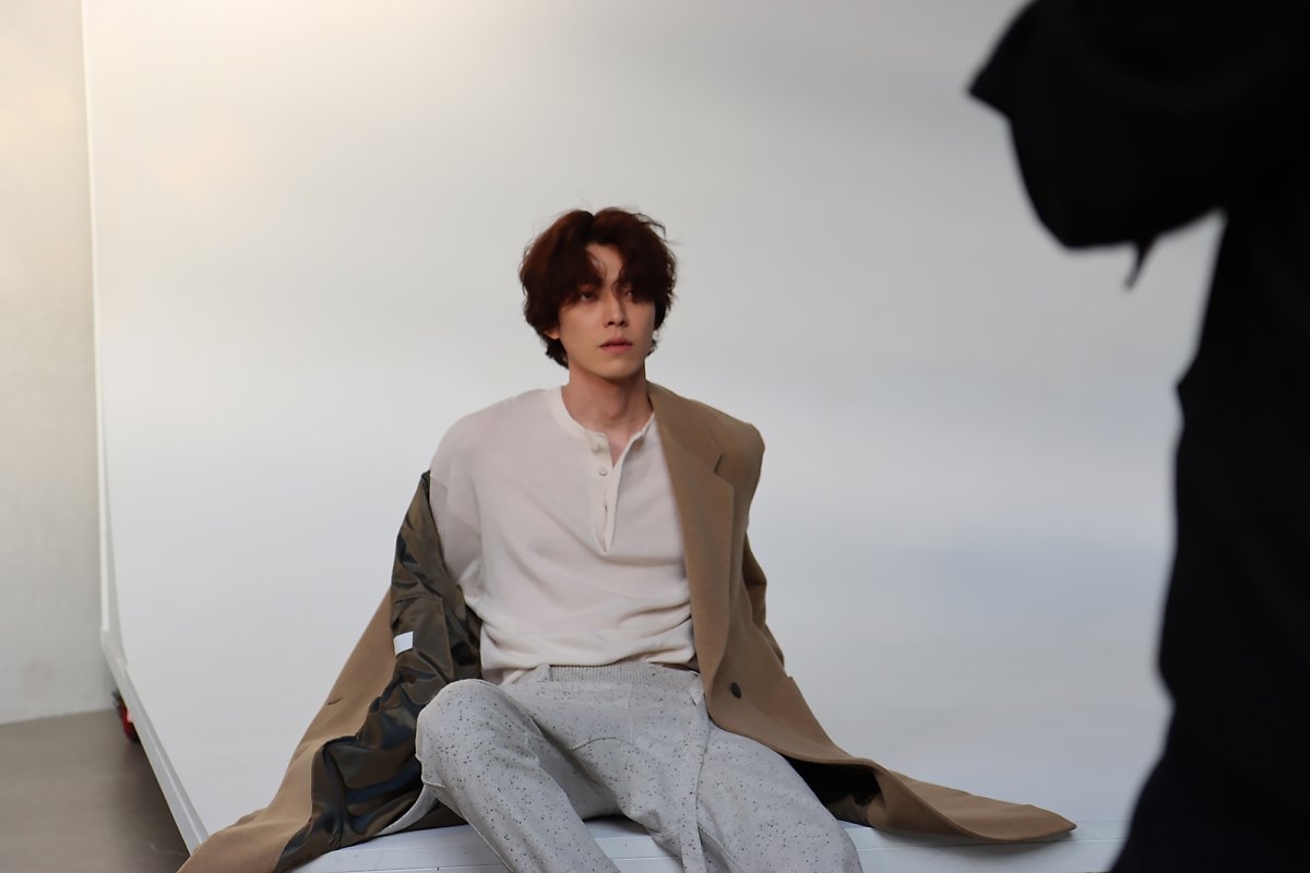 Kim Woo Bin tung bộ ảnh hậu trường mới nam tính ngời ngời
