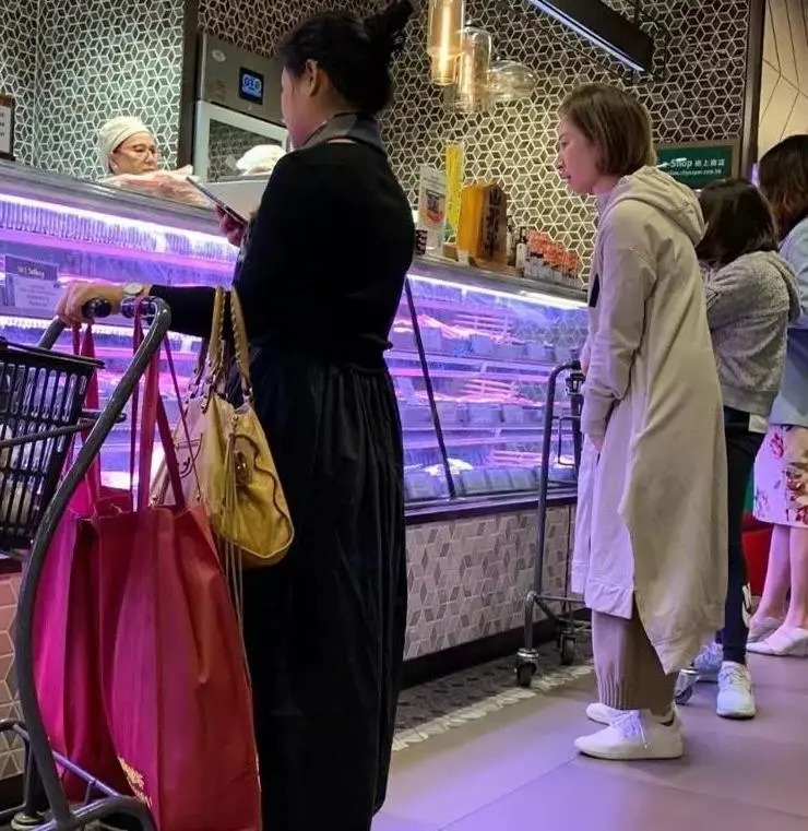 Quan Vịnh Hà lộ mặt mộc ở tuổi U60, đi cùng con gái bị nhầm là chị em