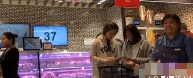 Quan Vịnh Hà lộ mặt mộc ở tuổi U60, đi cùng con gái bị nhầm là chị em